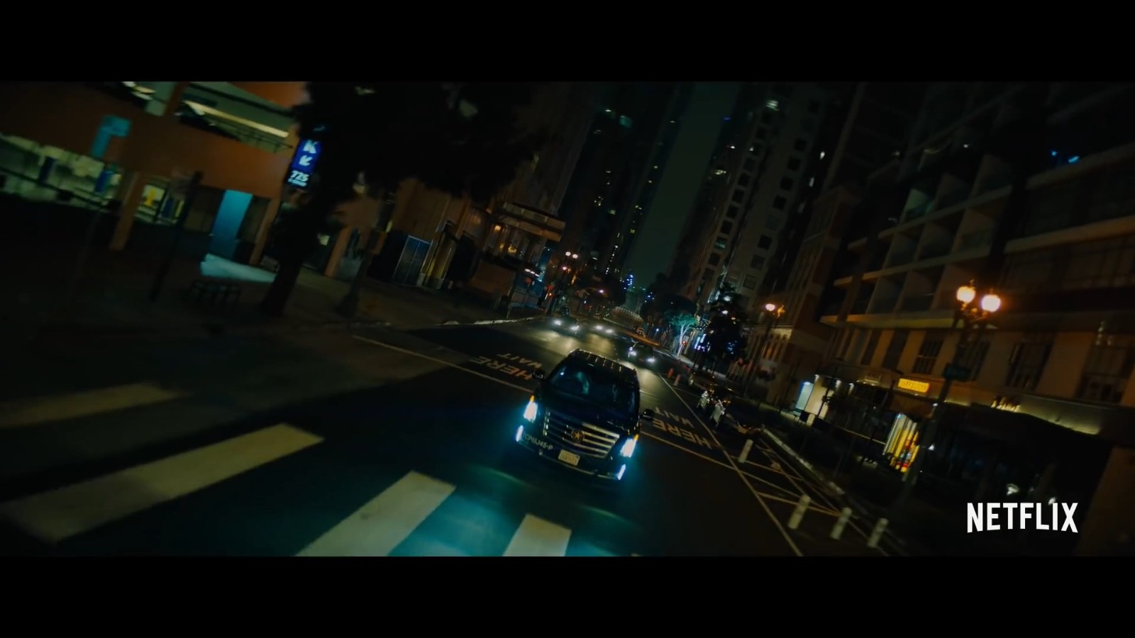 网飞新片《暗夜獠牙》新预告 性感美女竟是吸血鬼