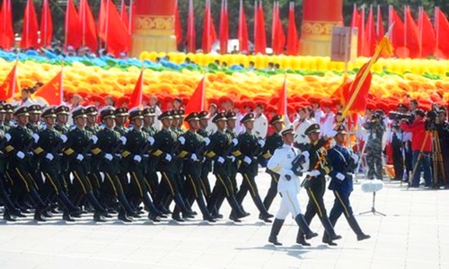 纪念抗战胜利70周年，缅怀那些为和平逝去的无名英雄，老兵不死!敬英雄爱英雄，今日11:00，65手游《超神联盟》越狱新服“ 水晶之痕”火爆开启，作为一款主打“微操”动作元素的英雄养成卡牌手游，英雄不要太多好伐?所以，趁着新服上线这个机会，先来给大家摆摆“英雄谱”，为大家介绍游戏里的一些经典英雄!